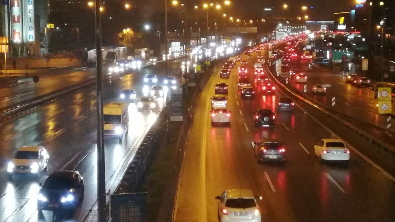 İstanbul'da Yağışlar Trafiği Olumsuz Etkiliyor