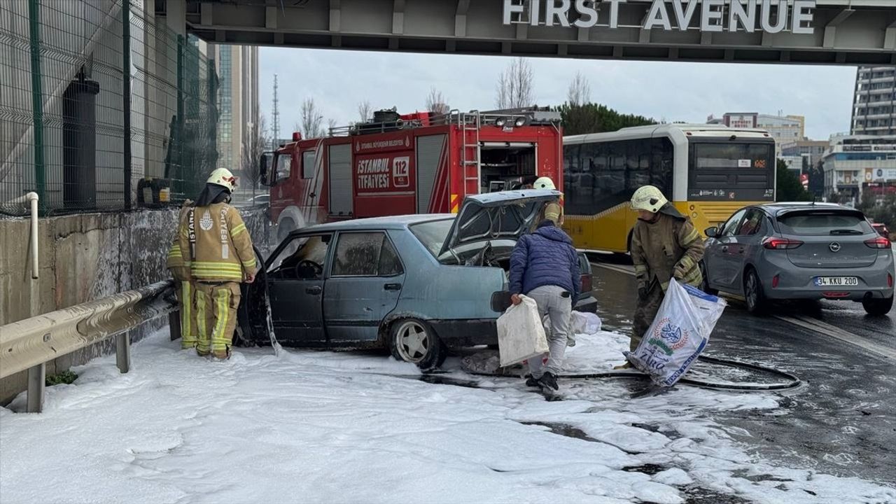 İstanbul'da Yangın: Seyir Halindeki Otomobil Alev Alev Yandı