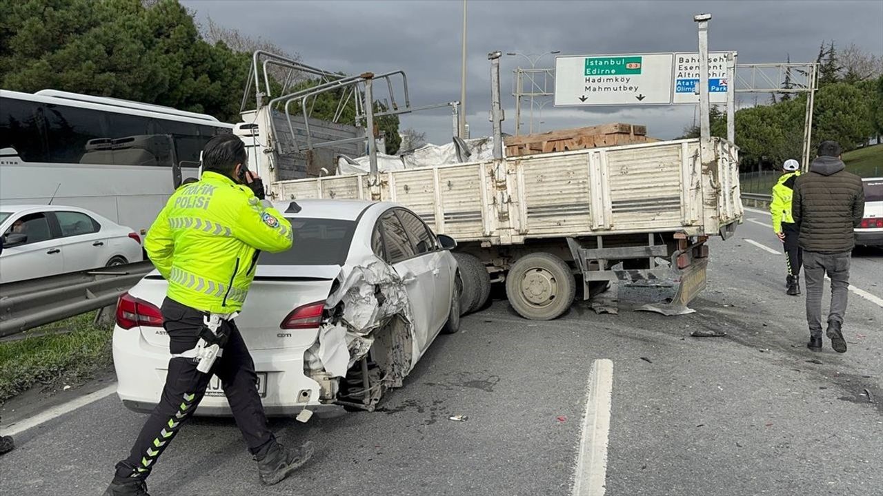 İstanbul Esenyurt'ta Zincirleme Trafik Kazası: 8 Yaralı