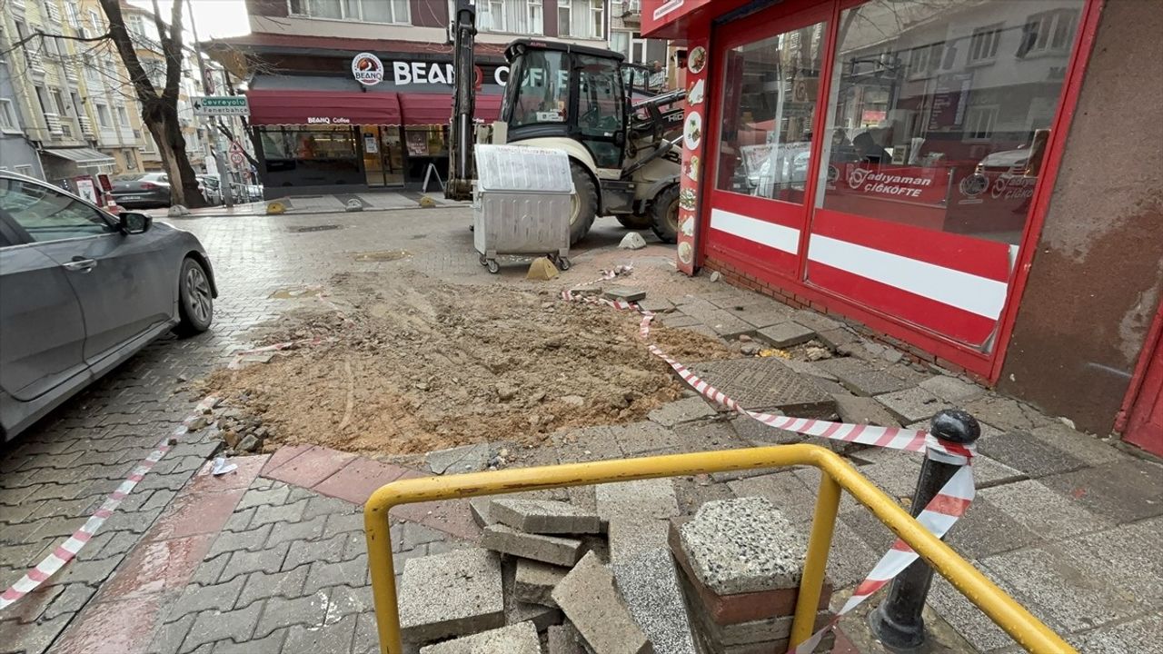 İstanbul Kadıköy'de Ana Su Şebekesi Patladı, Çalışmalar Tamamlandı