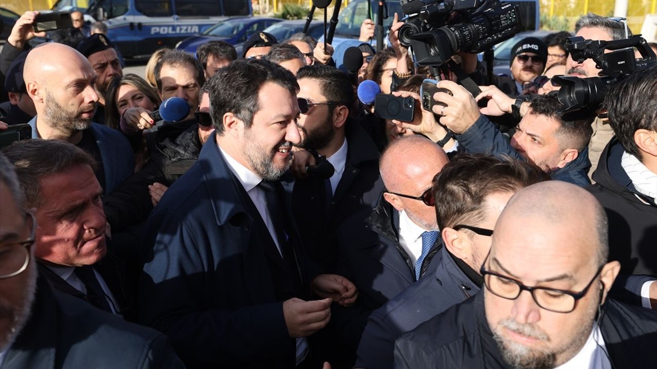 İtalya'da Salvini'nin Yargılandığı Davanın Karar Duruşması Başladı