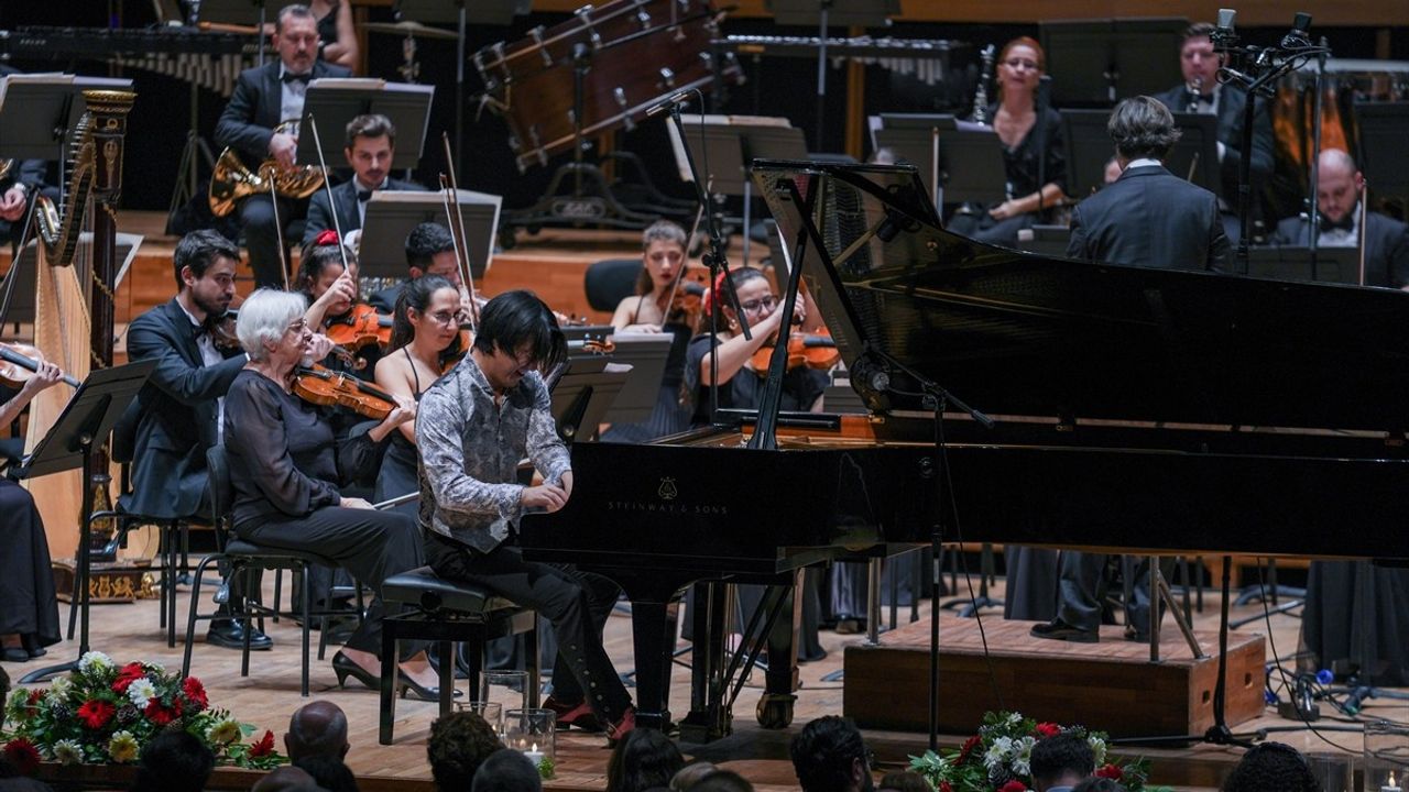 İzmir'de Olten Filarmoni Orkestrası Yeni Yıl Konseri