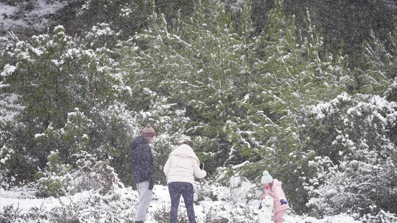 İzmir'in Yüksek Kesimlerinde Kar Keyfi