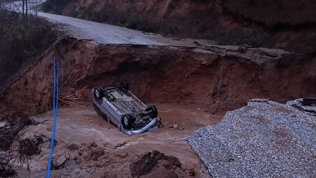 İzmir Kiraz'da Toprak Kayması Sonucu Yol Çöktü