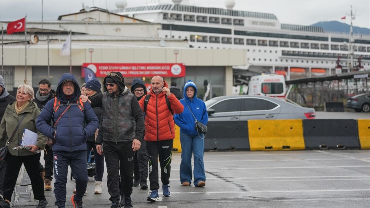 İzmir Limanı'na MSC Sinfonia Gemisiyle 2.700 Turist Geldi