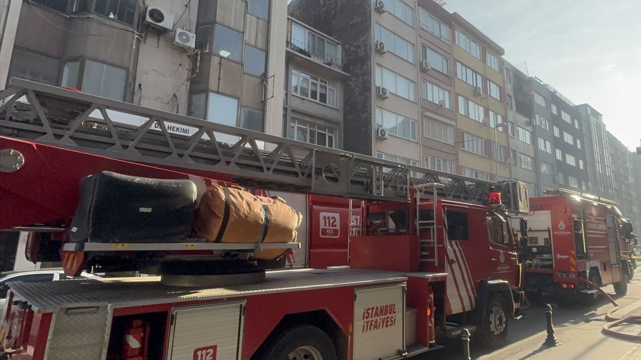 Kadıköy'de 6 Katlı Apartmanda Yangın Çıktı