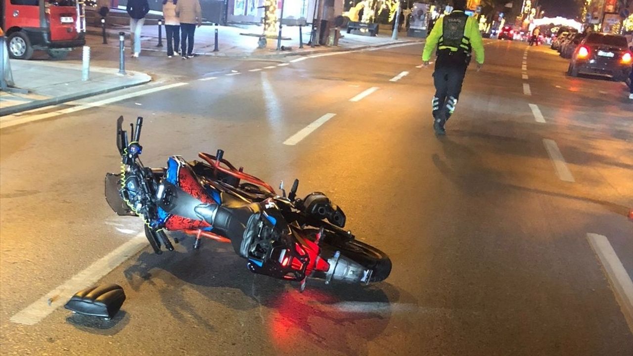 Kadıköy'de Polise Çarpan Motosiklet Sürücüsü Tutuklandı