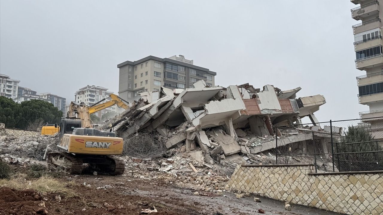 Kahramanmaraş'ta Deprem Sonrası Yıkım Süreci Devam Ediyor