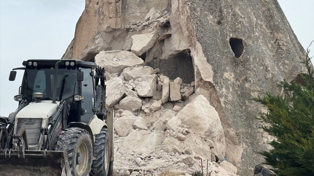 Kapadokya'daki Peribacası Çökmesi Güvenlik Kamerasına Yansıdı