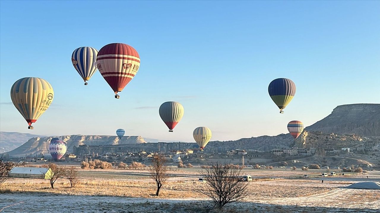 Kapadokya'nın Gökyüzü Sıcak Hava Balonlarıyla Renklendi