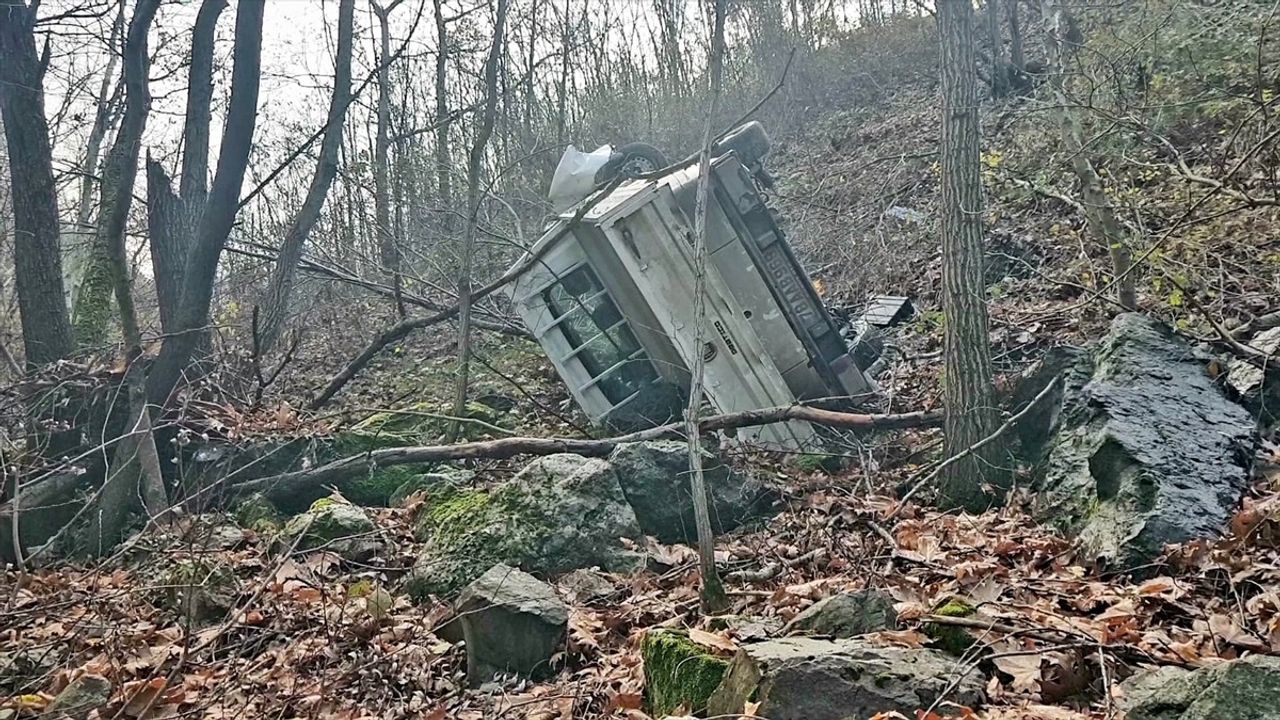 Karabük'te Şarampole Devrilen Kamyonet Ağaçlar Sayesinde Çaya Düşmedi