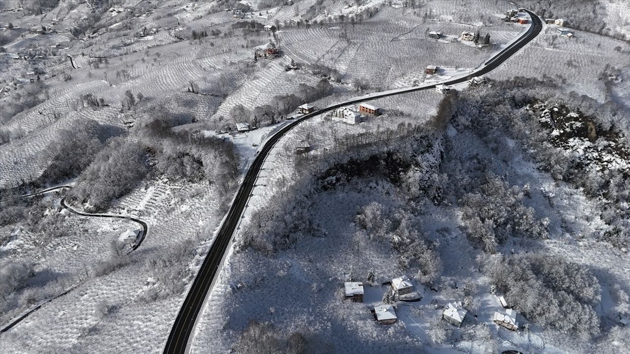 Karadeniz Bölgesi'ni Vuran Kar Fırtınası: Yerleşim Yerleri Ulaşıma Kapandı