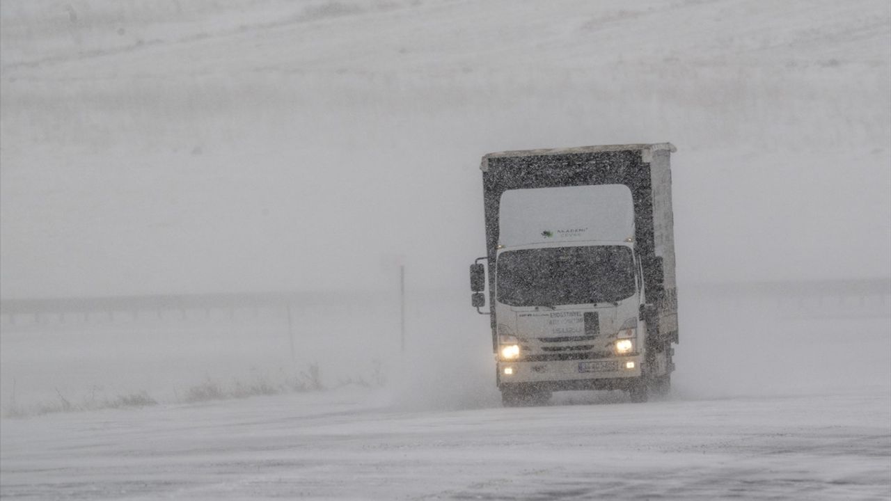 Kars'ta Kar Yağışı Ulaşımı Olumsuz Etkiledi