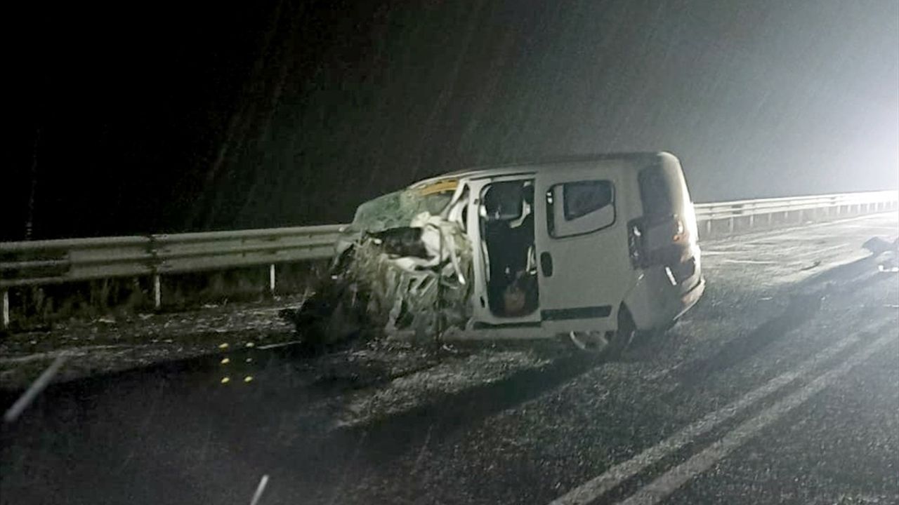 Kars'ta Ticari Araçla Tır Çarpıştı, İki Yaralı