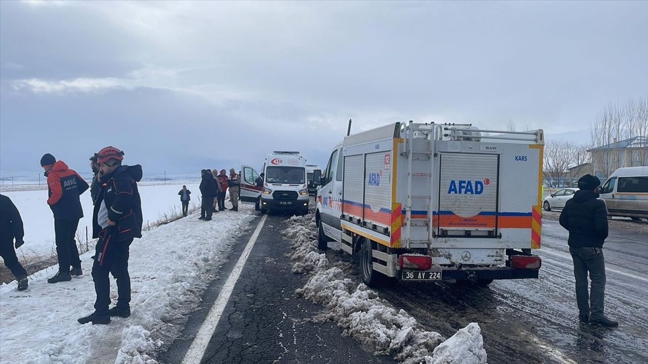 Kars'ta Yolcu Otobüsü Devrildi: 15 Yaralı