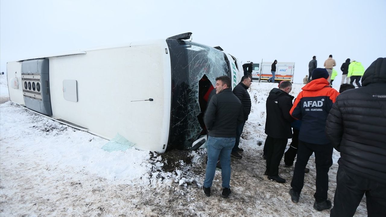 Kars'ta Yolcu Otobüsü Devrildi, 23 Yaralı