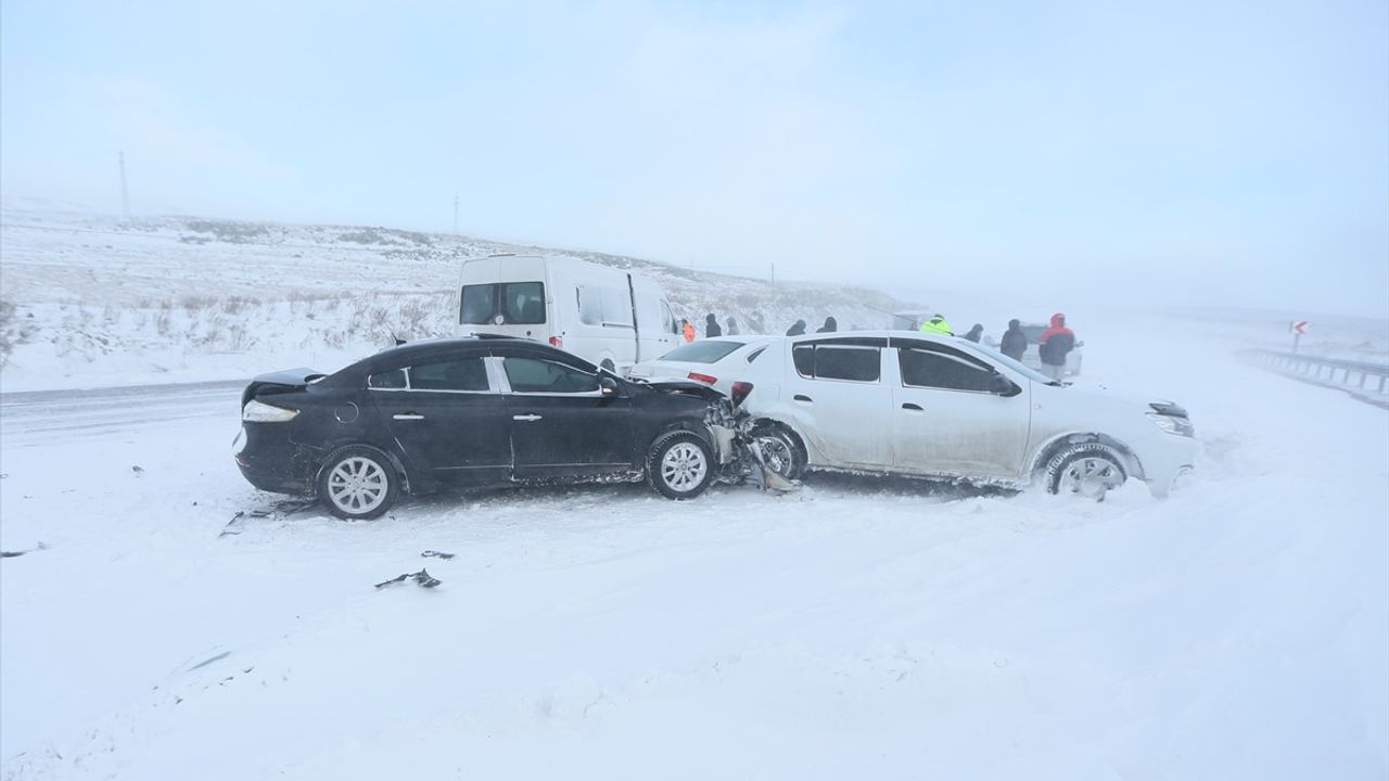 Kars'ta Zincirleme Trafik Kazası: 1 Yaralı