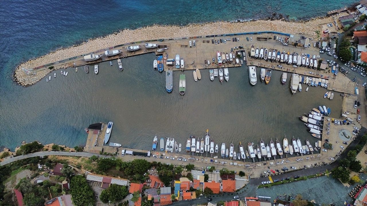 Kaş'ta Sağanak Yağış Denizin Rengini Değiştirdi