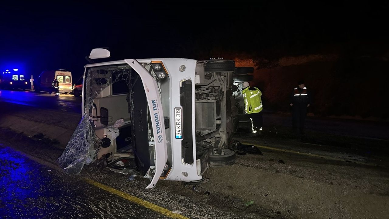 Kastamonu'da Devrilen Midibüste 24 Yaralı