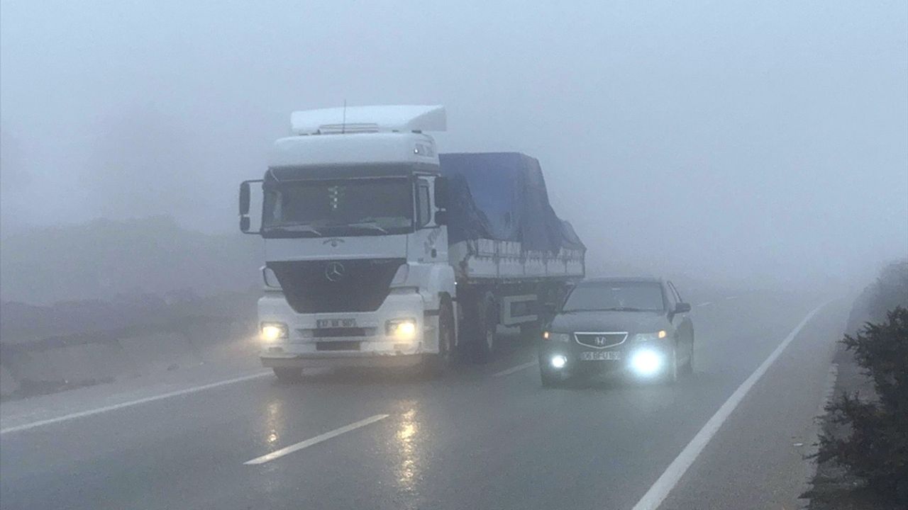 Kastamonu'da Sis Nedeniyle Ulaşımda Zorluklar Yaşanıyor