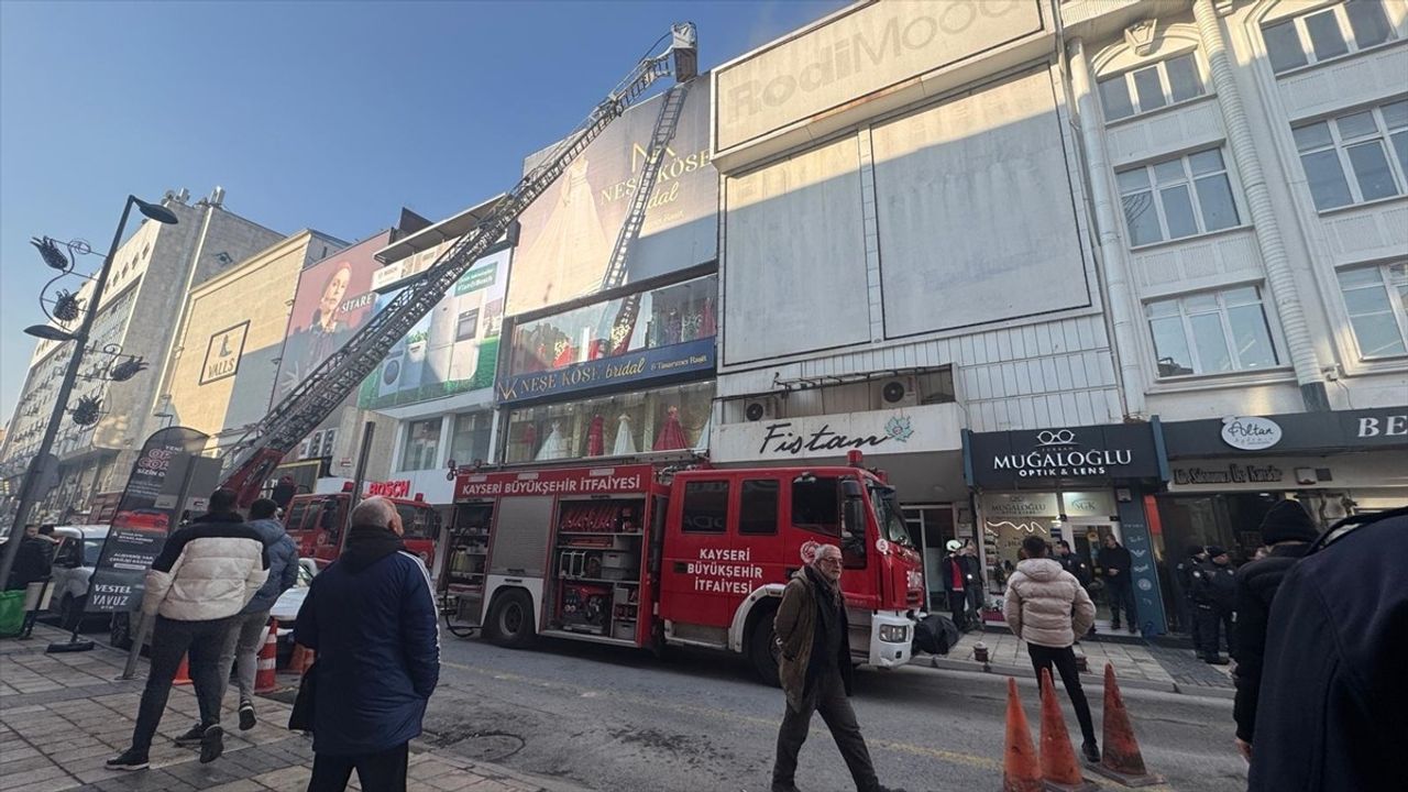 Kayseri'de Giyim Mağazasında Yangın Kontrol Altına Alındı
