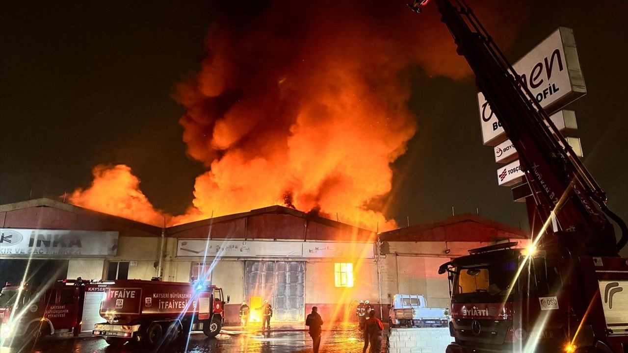 Kayseri'deki Fabrika Yangınına Müdahale Sürüyor