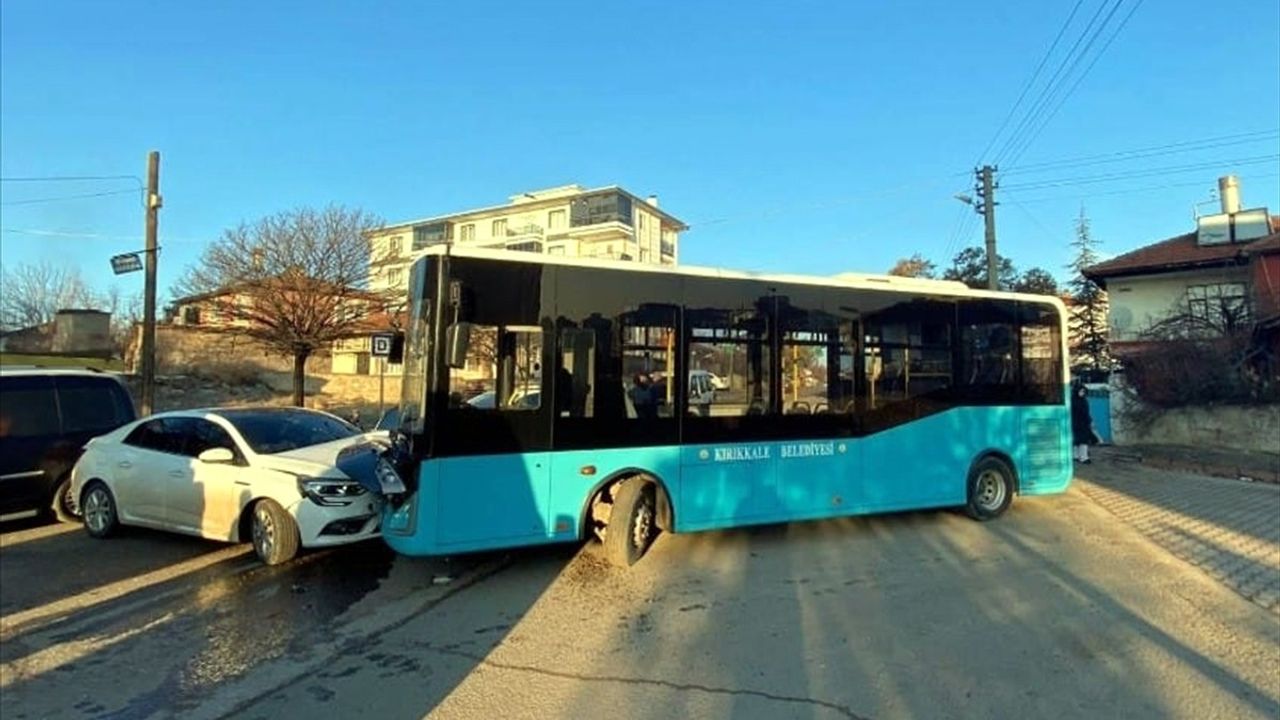 Kırıkkale'de Halk Otobüsü ve Otomobil Çarpıştı: 6 Yaralı