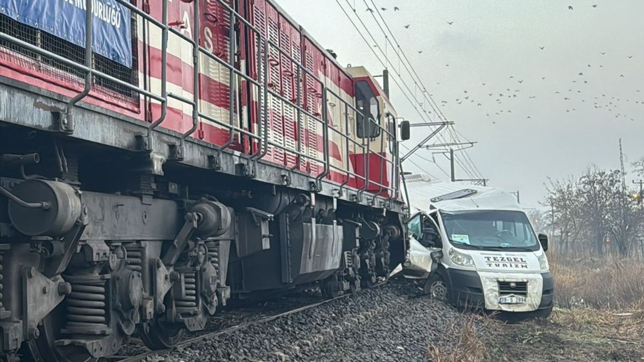 Kırklareli'nde Tren Servis Minibüsüne Çarptı: 2 Yaralı