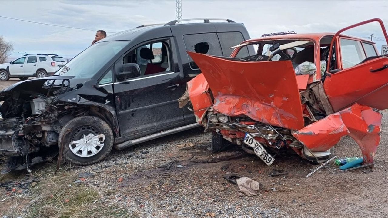 Kırşehir'de Trafik Kazası: 1'i Ağır 3 Yaralı