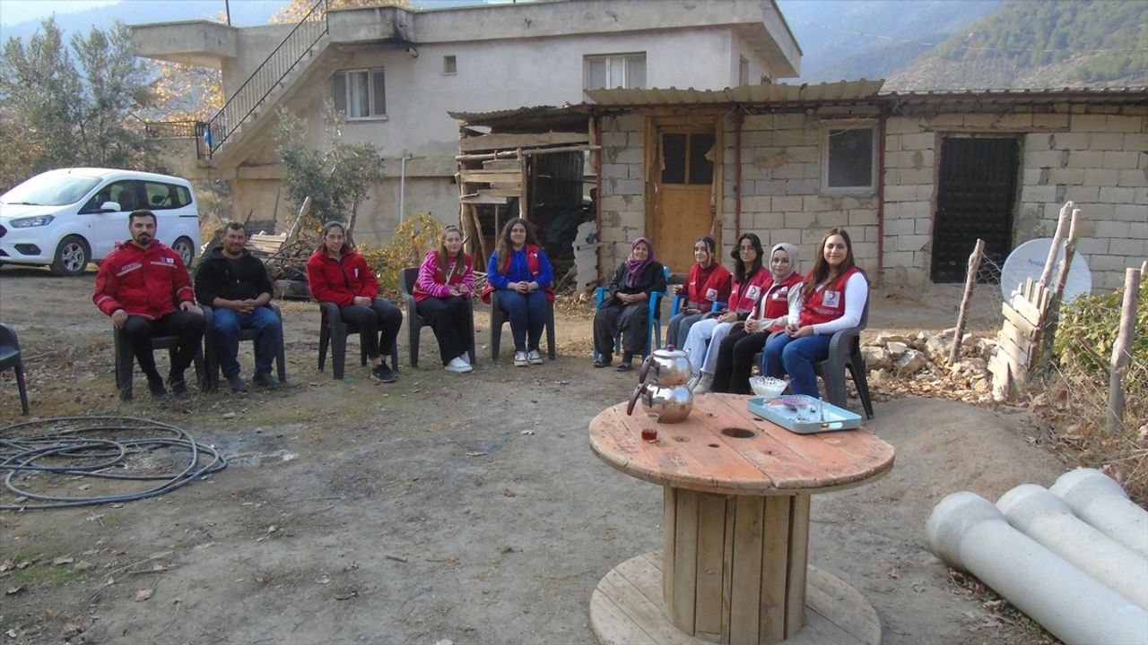 Kızılay Gönüllüleri, Yaşlı Çiftçinin Zeytin Hasadına Destek Oldu