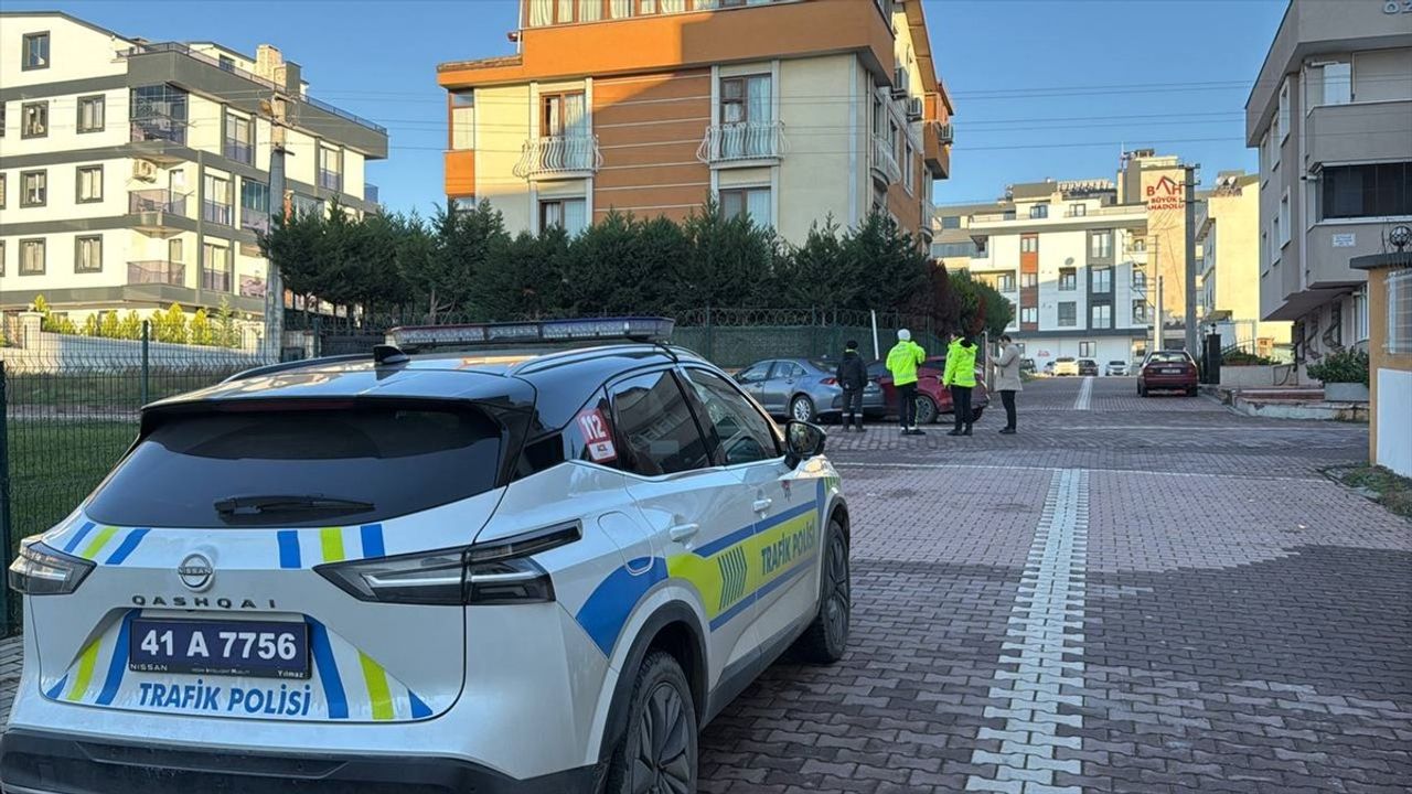 Kocaeli'de Otomobil Kazası: 3 Yaralı