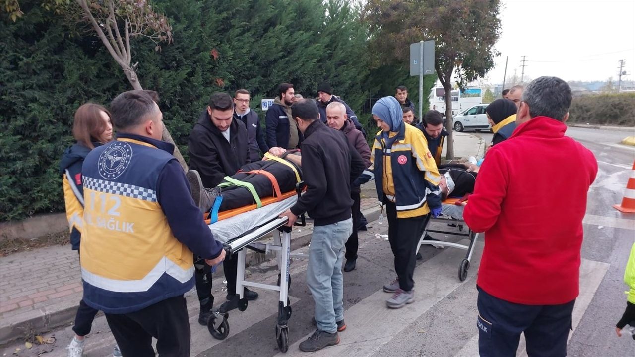Kocaeli'de Tır ve Otomobil Çarpışması: Üç Yaralı
