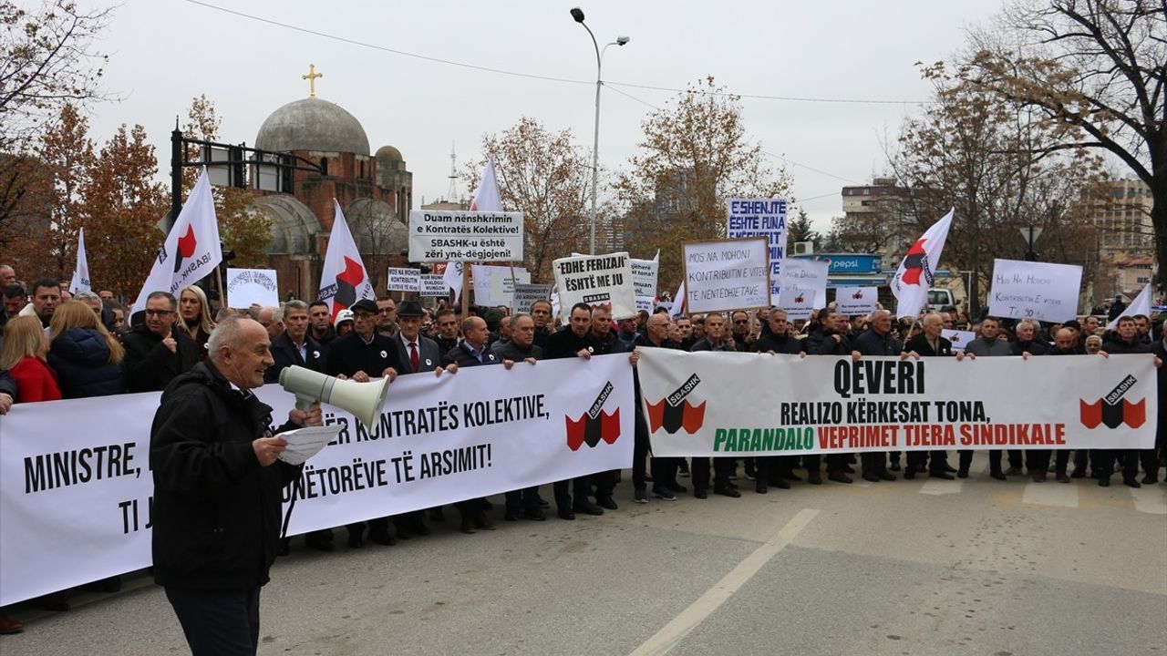 Kosova'da Öğretmenler Maaş Artışı İçin Yürüdü