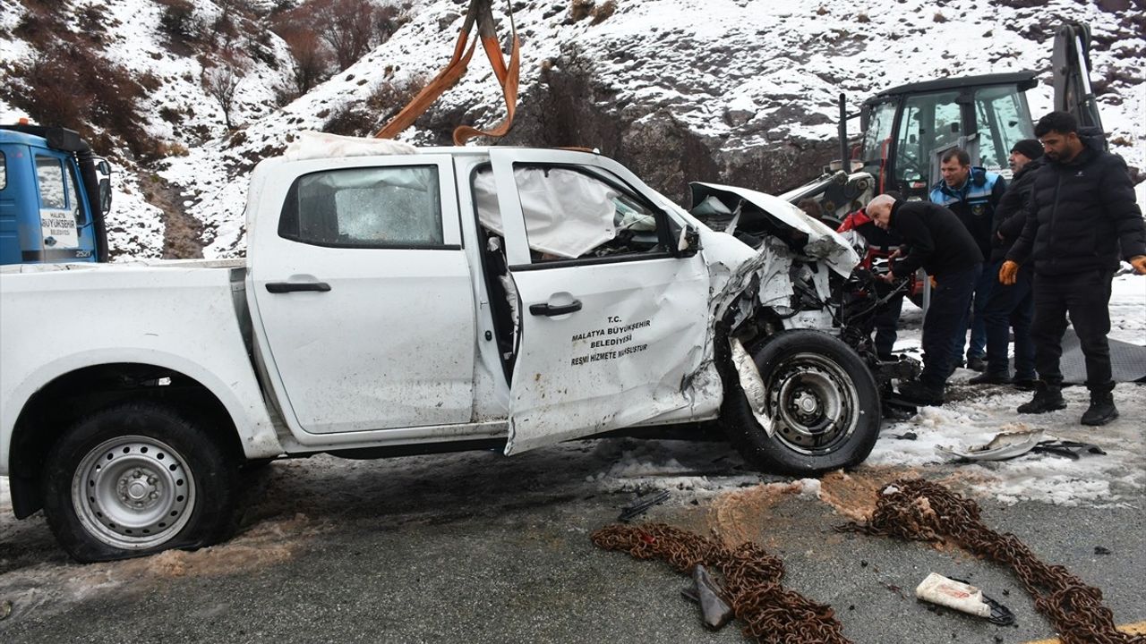 Malatya'da Ambulans ile Kamyonet Çarpışması: 7 Yaralı