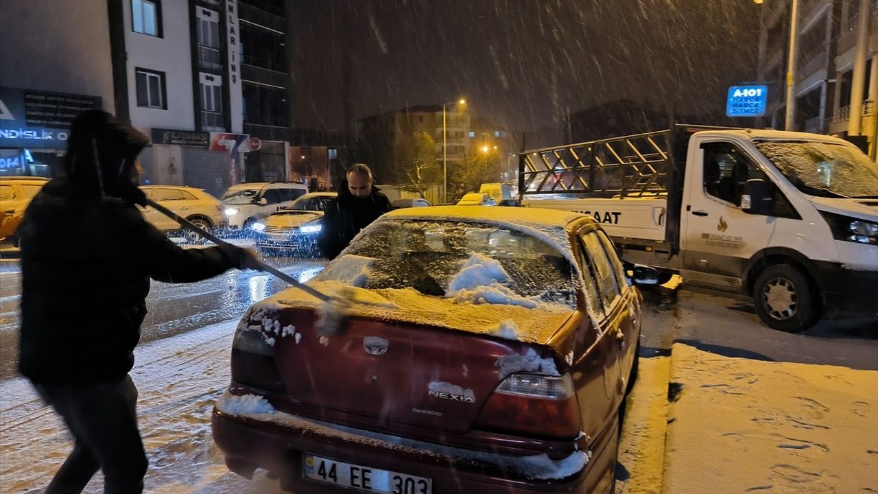 Malatya'da Yeniden Etkili Olan Kar Yağışı Hayatı Olumsuz Etkiliyor