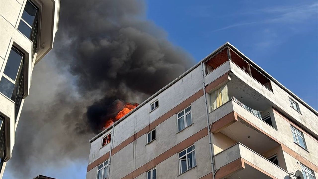 Maltepe'de Çatı Katı Yangını Hasara Neden Oldu
