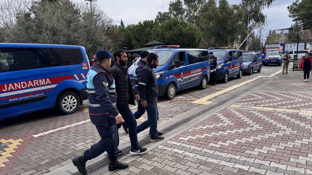 Manisa'da Aileler Arasında Bıçaklı Kavga: 3 Yaralı, 12 Gözaltı