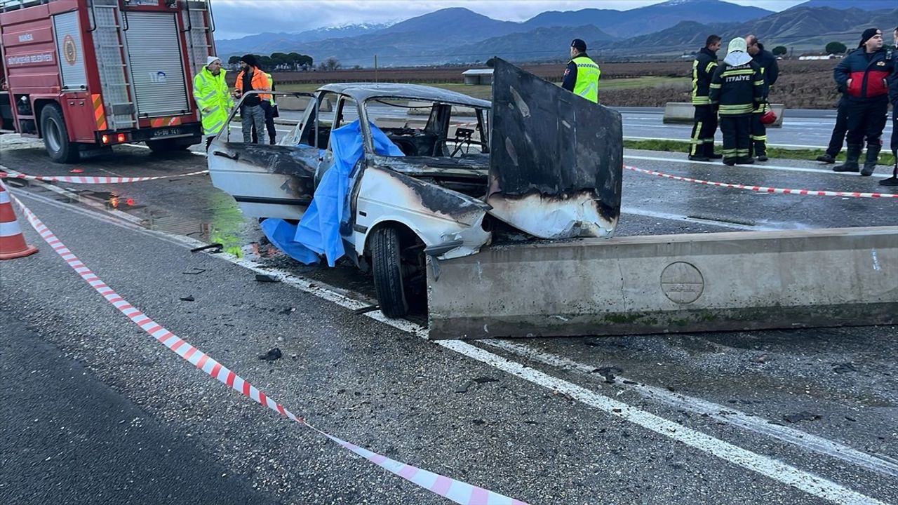 Manisa'da Feci Kaza: Bariyere Çarpan Araçta İki Kişi Hayatını Kaybetti