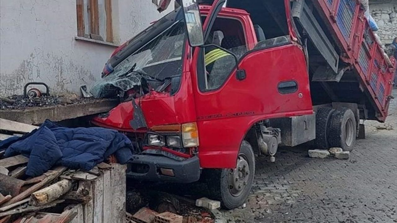 Manisa'da Kamyonet Kazası: 1 Ölü, 2 Yaralı