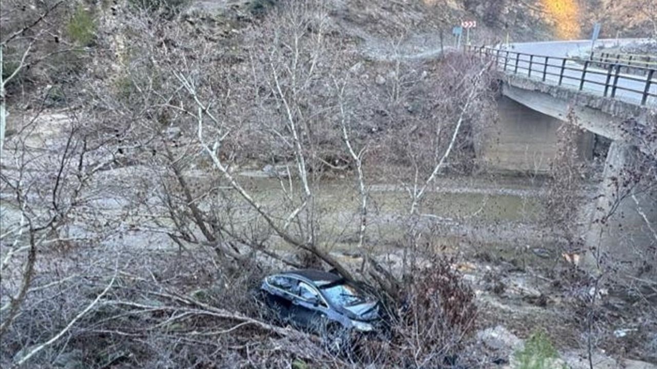 Manisa'da Şarampole Düşen Araçta Üç Yaralı