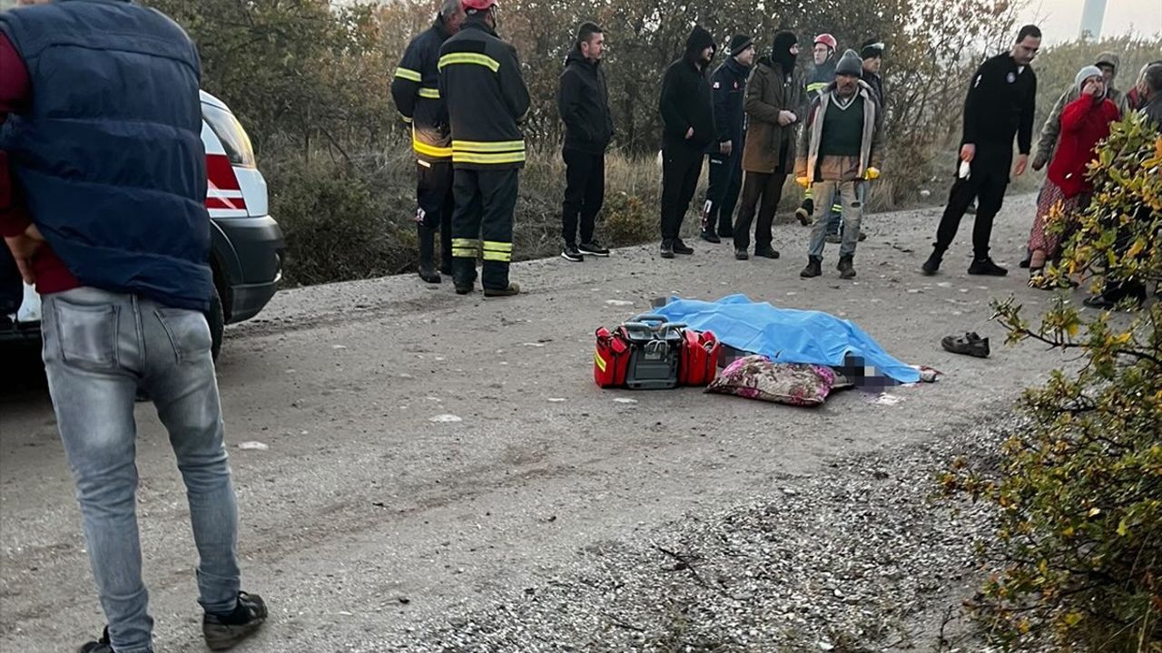 Manisa'da Traktör Römorkunun Altında Kalan İşçi Hayatını Kaybetti