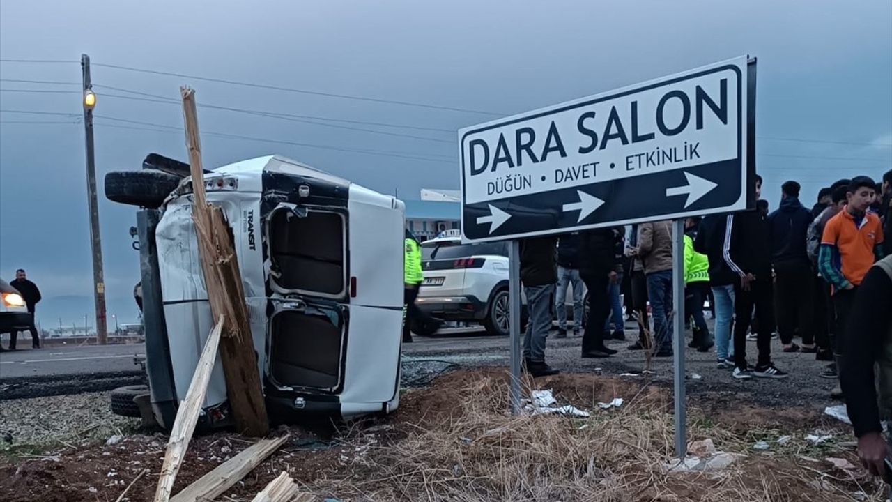 Mardin'de Öğrenci Servisi ile Cip Çarpıştı