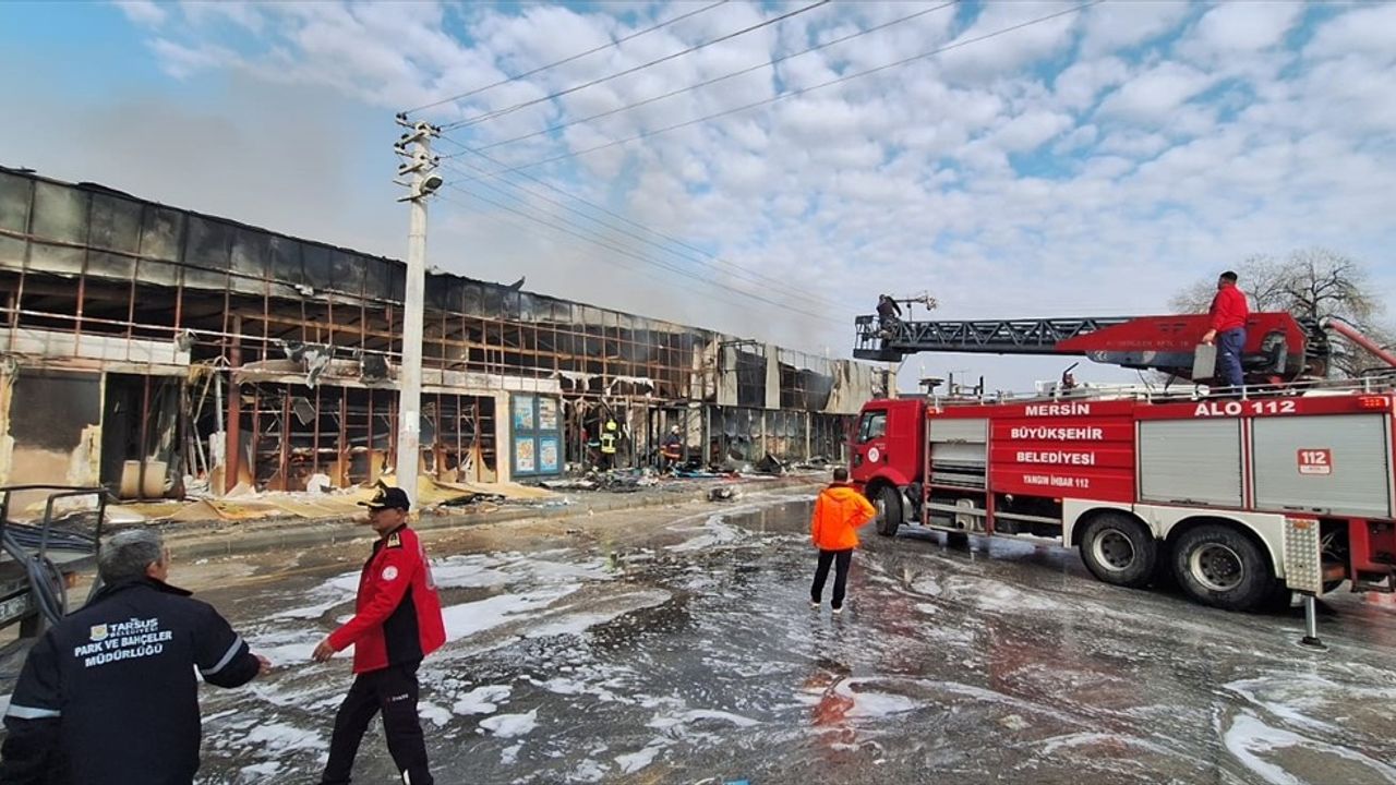 Mersin Tarsus'ta Yangın İki Marketi Vurdu