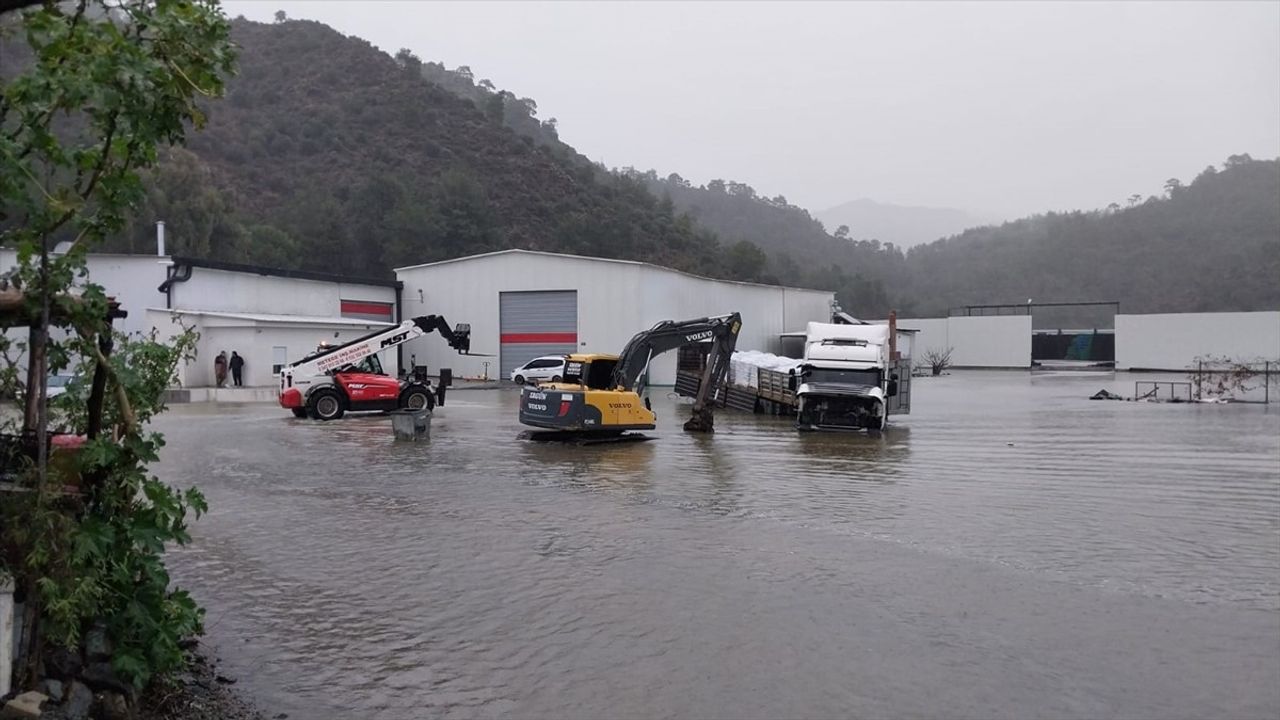 Muğla'da Sağanak Yağış ve Kar Etkisini Gösteriyor