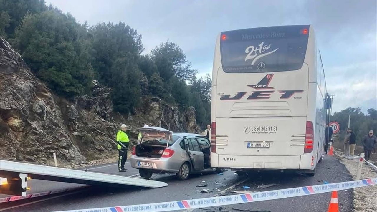 Muğla'da Yolcu Otobüsüyle Çarpışan Araçta İki Kişi Hayatını Kaybetti