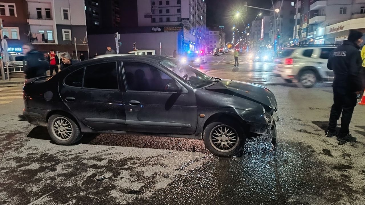 Niğde'de Ekip Otu ile Otomobil Çarpıştı: 6 Yaralı