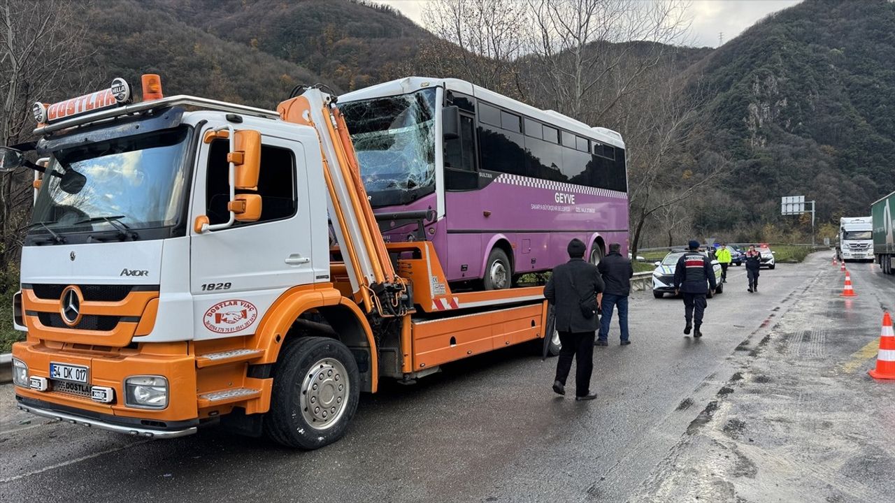 Sakarya'da 6 Araçlı Trafik Kazası: 15 Yaralı