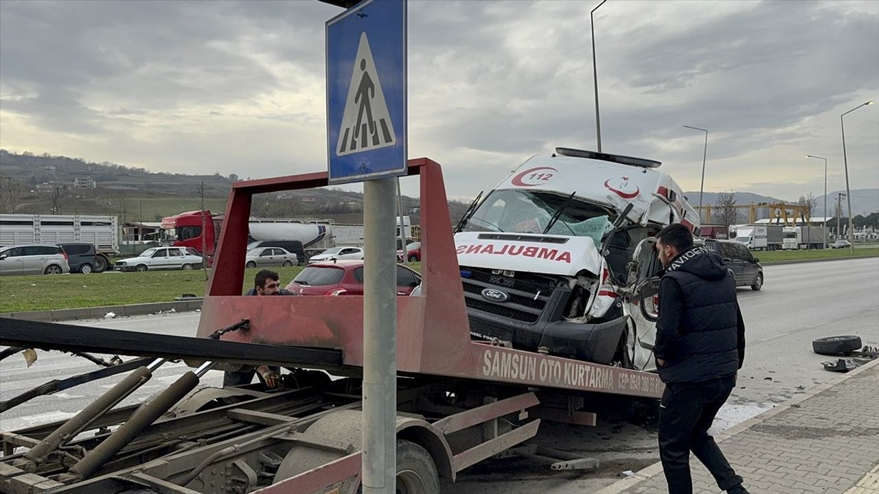 Samsun'da Ambulans Tırla Çarpıştı: Şoför Yaralandı