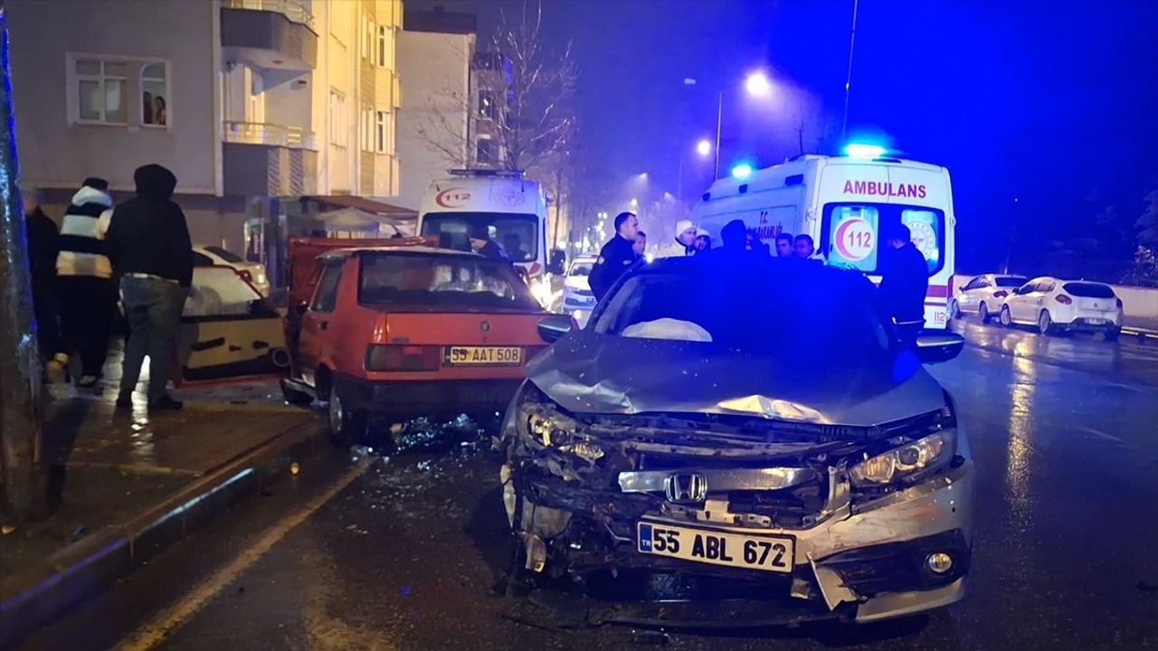 Samsun'da İki Otomobil Çarpıştı: 3 Yaralı