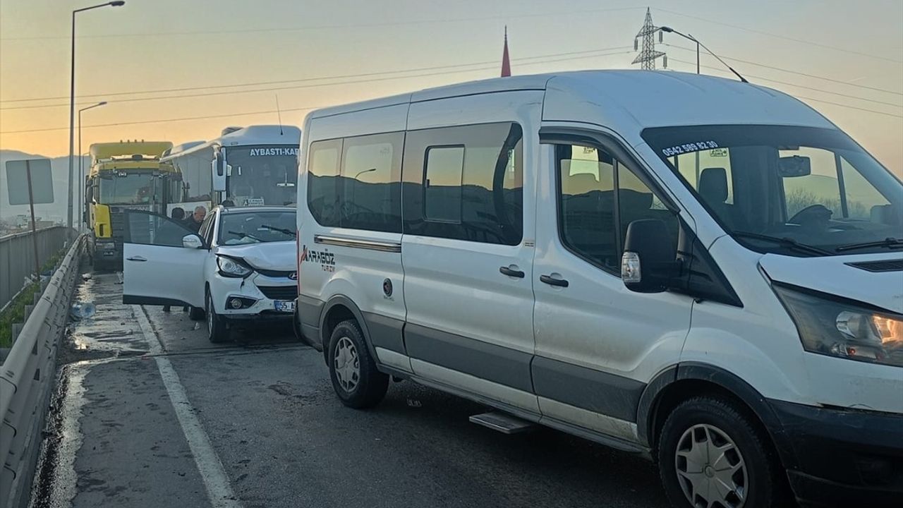 Samsun'da Zincirleme Trafik Kazası: 5 Araç, 3 Yaralı